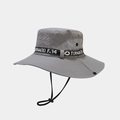 Dettaglio del cappello da sole grigio traspirante con ricamo e rete di ventilazione - M (56-58cm) / Grigio chiaro