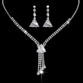 Dettaglio del set gioielli sposa argento con cristalli a triangolo e nappe scintillanti - Stile Clip per Orecchio 698