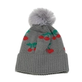 Detail der grauen Strickmütze mit roten Kirschmustern und flauschigem Kunstfell-Bommel - M (52-54cm) / Grau
