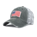 Dettaglio del cappello trucker in cotone lavato con ricamo della bandiera americana - Grigio Bandera USA