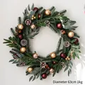 Weihnachtskranz mit Nadeln, Zapfen und roten Kugeln, 63cm Durchmesser für Türen - Stil A (Grün Zapfen Rote Kugeln 63cm)