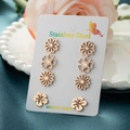 Nahaufnahme von vier Paar roségoldenen Edelstahl-Blumenohrringen auf einer Displaykarte - 4 Paare Set / Roségold