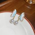 Détail de boucles d'oreilles papillon avec ailes dégradées, zircon et perle blanche - Papillon Perle Zirconia Dégradé Bleu Blanc (49#)
