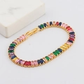 Dettaglio di pietre di zirconia colorate su un bracciale a doppia fila placcato oro - Oro