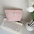 Neceser de pana rosa con etiqueta de tela sobre fondo de teclado vintage retro - Rosa Claro