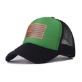 Dettaglio della rete traspirante e della toppa in pelle con bandiera USA sul cappellino - Nero e Verde