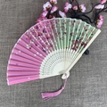 Abanico plegable de bambú con degradado rosa y verde, patrón de cerezo y borla fina - No.07 Degradado Rosa Verde Cereza