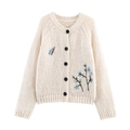 Détail de broderie florale et papillon bleu sur un cardigan en maille crème - S / Milky blanc