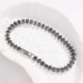 Primo piano di un bracciale tennis con pietre grigio fumo taglio marquise e chiusura - Grigio scuro
