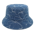 Dettaglio del ricamo floreale bianco sul cappello alla pescatora in denim blu - M(56-58cm) / Blu scuro