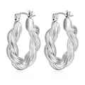Detalle de pendientes de aro plateados con diseño de cuerda trenzada en espiral - 28mmx26mm / Color Acero