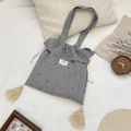 Détail d'un sac cabas à carreaux avec volants, glands et étiquette tissée sur tissu - Fleur à Grille Noire et Blanche