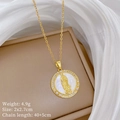 Détail macro du collier doré avec relief Vierge Marie, perles blanches et cristaux brillants - Pendentif Vierge Marie en Nacre Dorée (H351)
