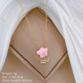 Detail van roze bloemen ketting met kristallen op beige doosje met zijden stof - Roze Bloem Micro-Ingelegde Hanger (A324)