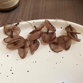 Détail de boucles d'oreilles fleurs en tissu et cristal avec perles brunes et cercles dorés - Anneau - Couleur Café