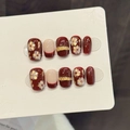 Uñas postizas artesanales burdeos y nude con flores doradas y detalles en relieve 3D - Grande (L) / 591-Súper Corto Trapecio