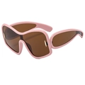 Roze oversized wikkelzonnebril met bruine glazen in 3/4 weergave op witte achtergrond - Roze Frame Thee Lens