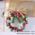 Détail d'une couronne de Noël avec cloches colorées, aiguilles de pin, baies et étiquette - 23# Couronne de Cloches Couleurs Mixtes (16cm)