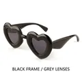 Retro Herz-Sonnenbrille mit glänzend schwarzem Rahmen und grauen Gläsern - Schwarzer Rahmen Graue Gläser