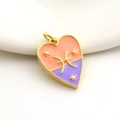 Detalle macro del colgante de Piscis en forma de corazón con acabado esmaltado bicolor - Estilo Piscis (11)