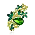 Dettaglio della spilla a fiore con cristalli verde smeraldo e finitura in oro raffinato - Verde (Base Oro)