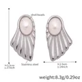 Dettaglio degli orecchini a ventaglio con perle a conchiglia in acciaio inox argentato - Forma a Ventaglio con Perla di Conchiglia (F203) / Color Acciaio