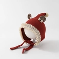 Rode gebreide babymuts met kanten rand, pompon en berenoren op een modelstandaard - 48cm (6-20 Maanden) / Rood