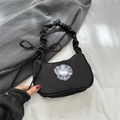 Sac sous le bras en tissu noir avec bandoulière froncée et applique lapin cœur - Noir
