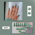 Dettagli di unghie finte con onde verdi e bianche e accenti dorati, modello W017 - W017 Linee Oro Verde
