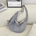 Sac croissant en nylon à carreaux gris et blanc avec bandoulière large et ajustable - Gris