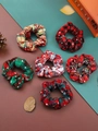 Vue à plat d'un lot de 6 chouchous de Noël à carreaux rouges et verts et motifs flocons - Ensemble de 6 pièces