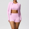 Vue détaillée de l'ensemble de yoga rose trois pièces avec veste, brassière et short - Rose Sakura