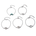 Detailweergave van de vijfdelige zilveren armbandset met maan- en zonhangers - Sikkelmaan 5-delige Set / Zilver