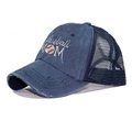 Detailansicht der dunkelblauen Netzkappe mit Baseball MOM Stickerei und Distressed-Look - Bestickte Pferdeschwanz-Netzkappe / Marineblau