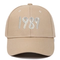 Dettaglio del cappello da baseball in cotone kaki con ricamo 1989 e visiera curva - Cachi