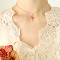 Elegante collana con ciondolo a farfalla in oro rosa e nappe in zircone su modella - Oro rosa