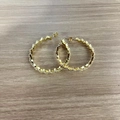 Dettaglio macro di orecchini a C dorati con zirconi incastonati e bordi geometrici - Onda (ES2769-3) / Oro
