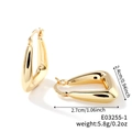 Detailansicht goldener U-förmiger Ohrringe mit Maßen 2,7 cm und Gewicht von 5,8 g - Geometrischer Stil (E03255-1)
