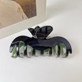 Dettaglio molletta per capelli a tulipano in acetato nero con interno verde chiaro - Verde Scuro