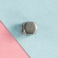 Perle hexagonale en acier inoxydable argenté avec lettre W gravée sur fond coloré - Lettre W