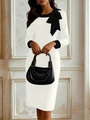 Détail du nœud élégant sur l'encolure d'une robe fourreau professionnelle bicolore - S / Robes / Blanc