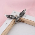 Détail de la broche aigle en argent vintage avec un œil en pierre précieuse verte - Argent Antique