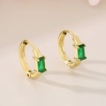 Gros plan détaillé de boucles d'oreilles créoles dorées avec verre vert émeraude - Or Vert (KE114080-GC)