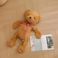 Orsetto di peluche marrone con fiocco a quadretti rossi su pavimento in legno - 48cm (Pelle Guscio Senza Riempimento - Senza Cerniera) / Cuoio