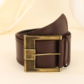 Detail van vintage bruine leren riem met antieke bronzen vierkante gesp en stiksels - 7,5 CM Breed / Bruin