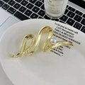 Detail of a wavy gold metal hair claw clip with a single pearl on a vintage tray - 3# Streamline Wave - Gold / 11cm
