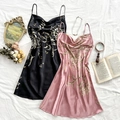 Satin-Trägerkleid mit Blumenmuster in Schwarz und Rosa und elegantem Wasserfallausschnitt - S / Schwarze Kirsche + Rosa Kirsche