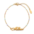 Détail du bracelet Mama doré avec couronne, perles colorées et fermoir mousqueton - Coloré