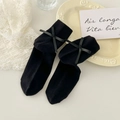 Japanische schwarze Baumwollsocken mit süßer Schleife und vertikalen Streifen - Einheitsgröße / Schwarz