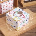 Scatola regalo quadrata bianca con cuori colorati e coperchio intagliato, 10x10x7,5 cm - Bianco Cuore Colorato